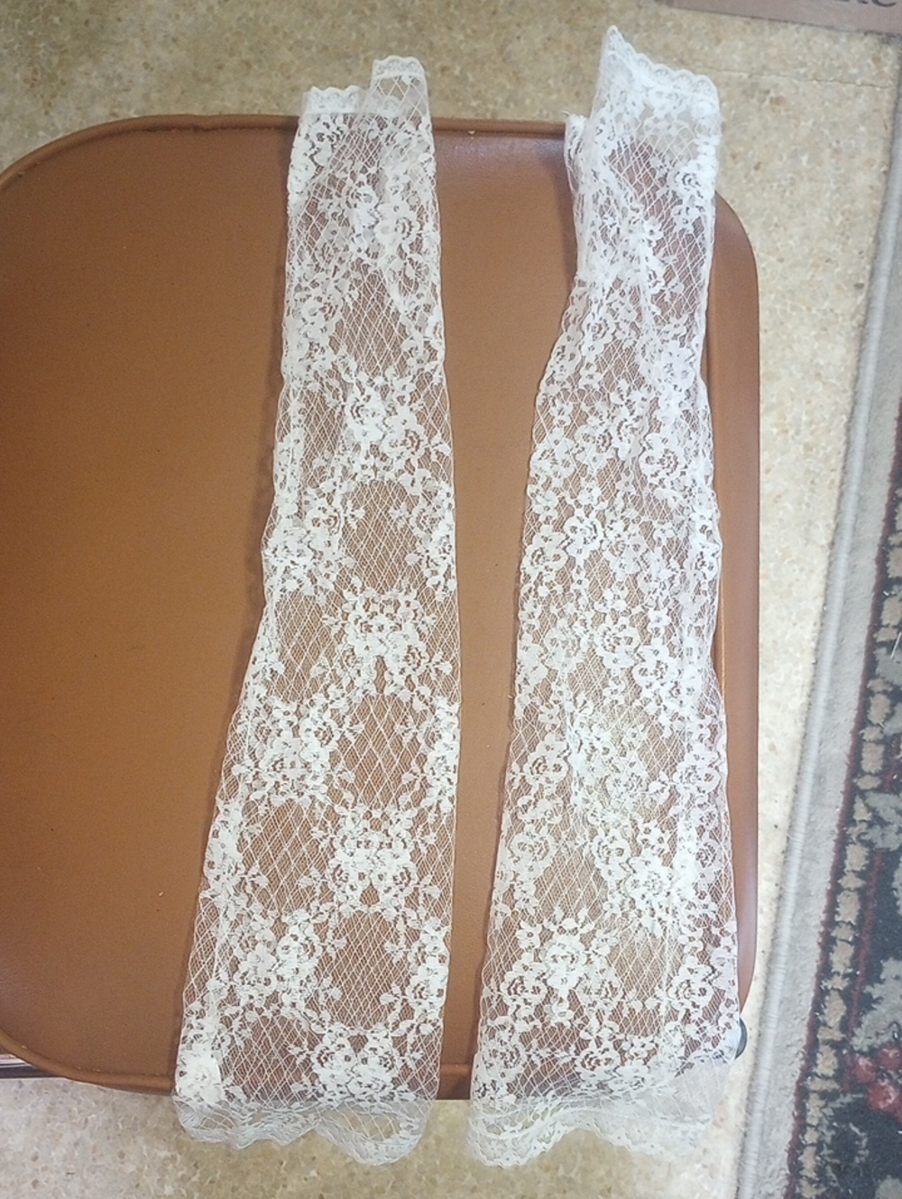 LIKE NEW Classic Traditional Formal Floral Lace Neutral White Vintage Gloves